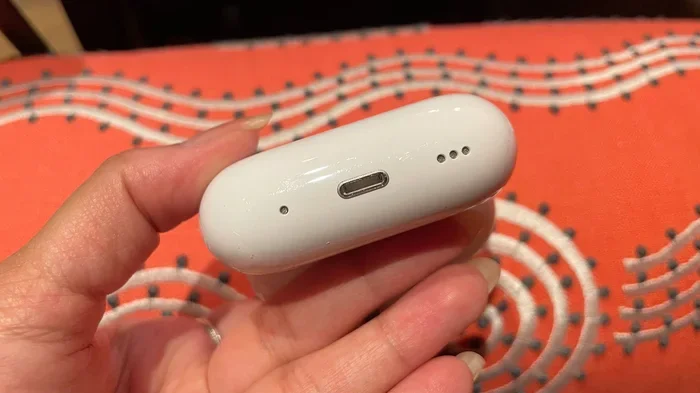 Does Airpods Pro 2 Have Lightning Port