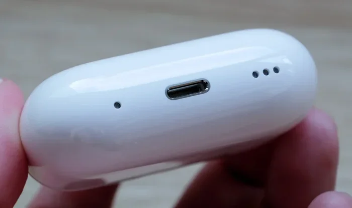 Does Airpods Pro 2 Have Lightning Port