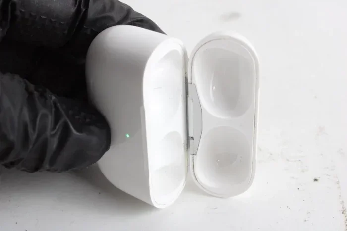 Does Airpod Pros Take Type C or Lightning Cble