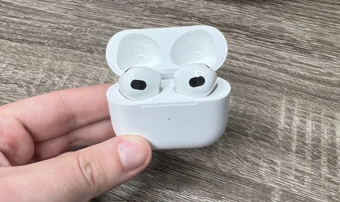 Does Airpods Pro Come with a Cube