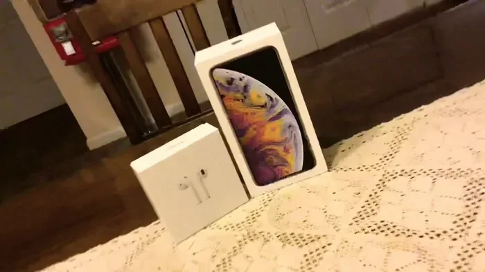 Does the Apple Iphone Xs Max Comes with Airpod