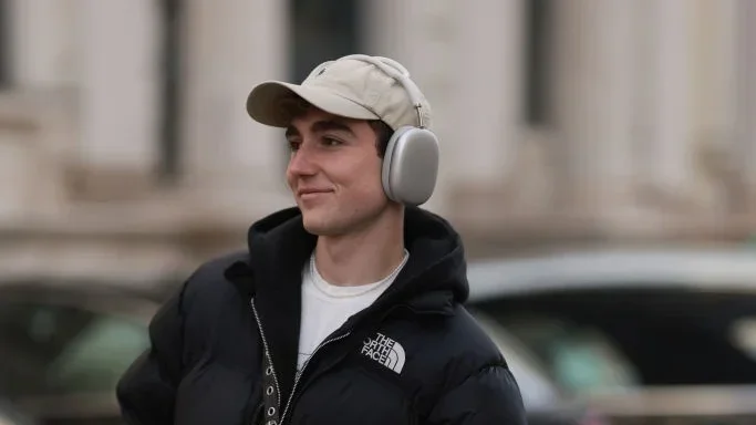 Can People Hear My Music Airpods Max